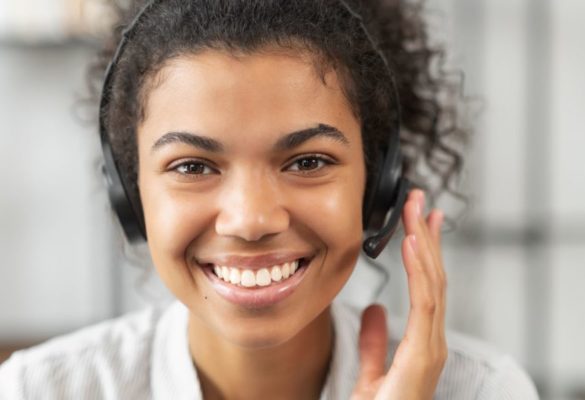Une salariée de l'équipe de ESSY répond aux clients au téléphone
