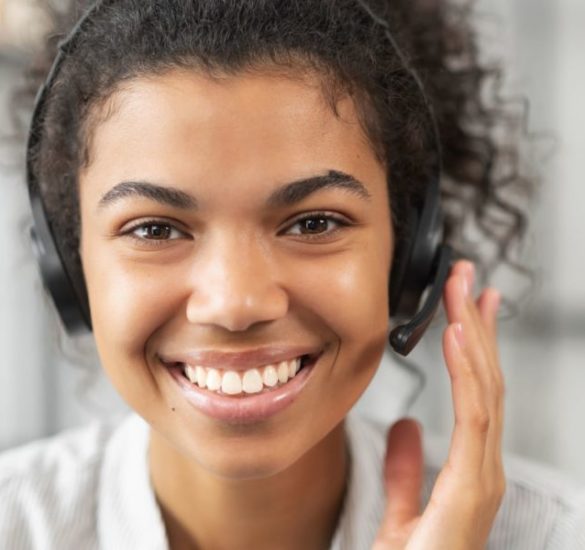 Une salariée de l'équipe de ESSY répond aux clients au téléphone